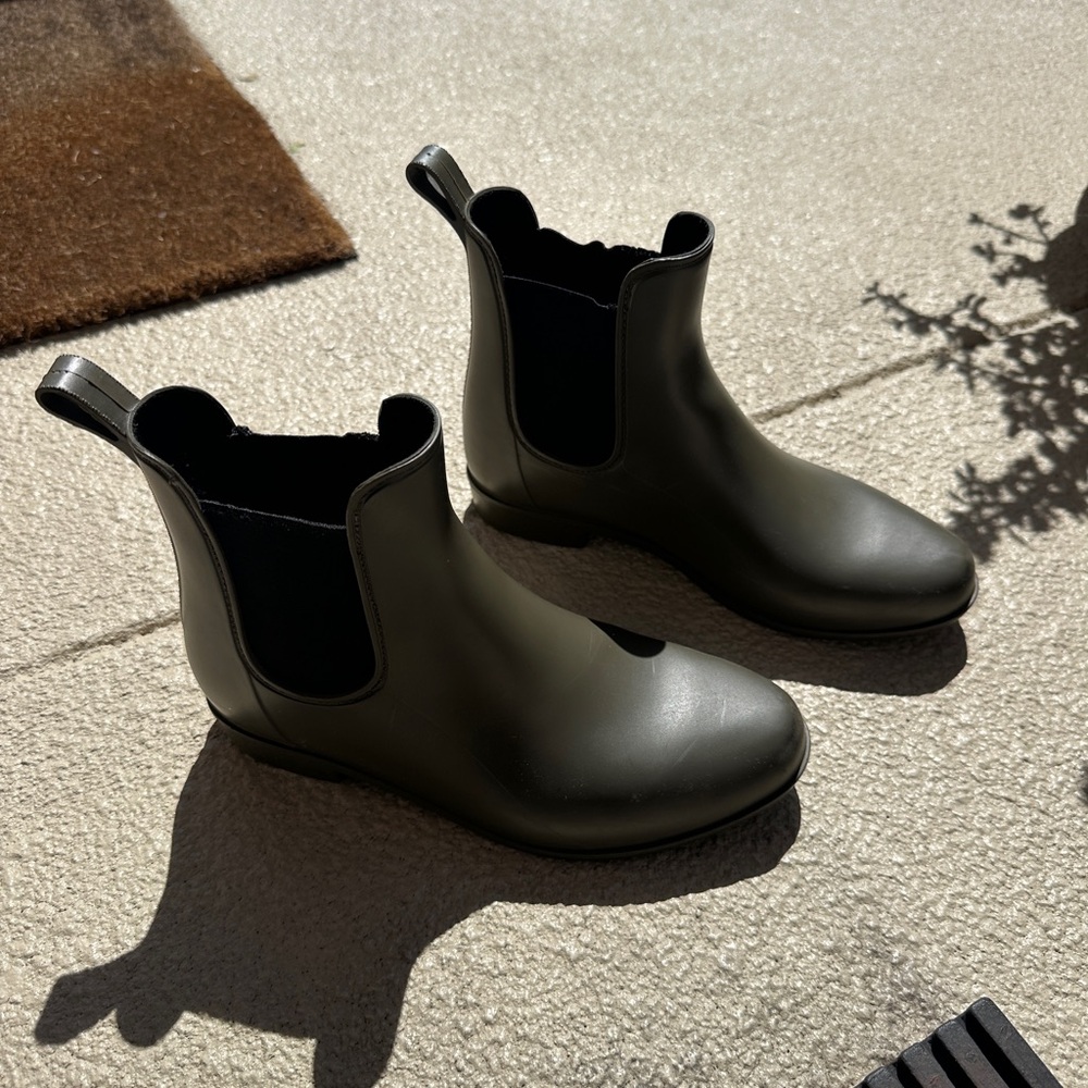 A New Day Green Chelsea Rain Boots- Size 7 Medium